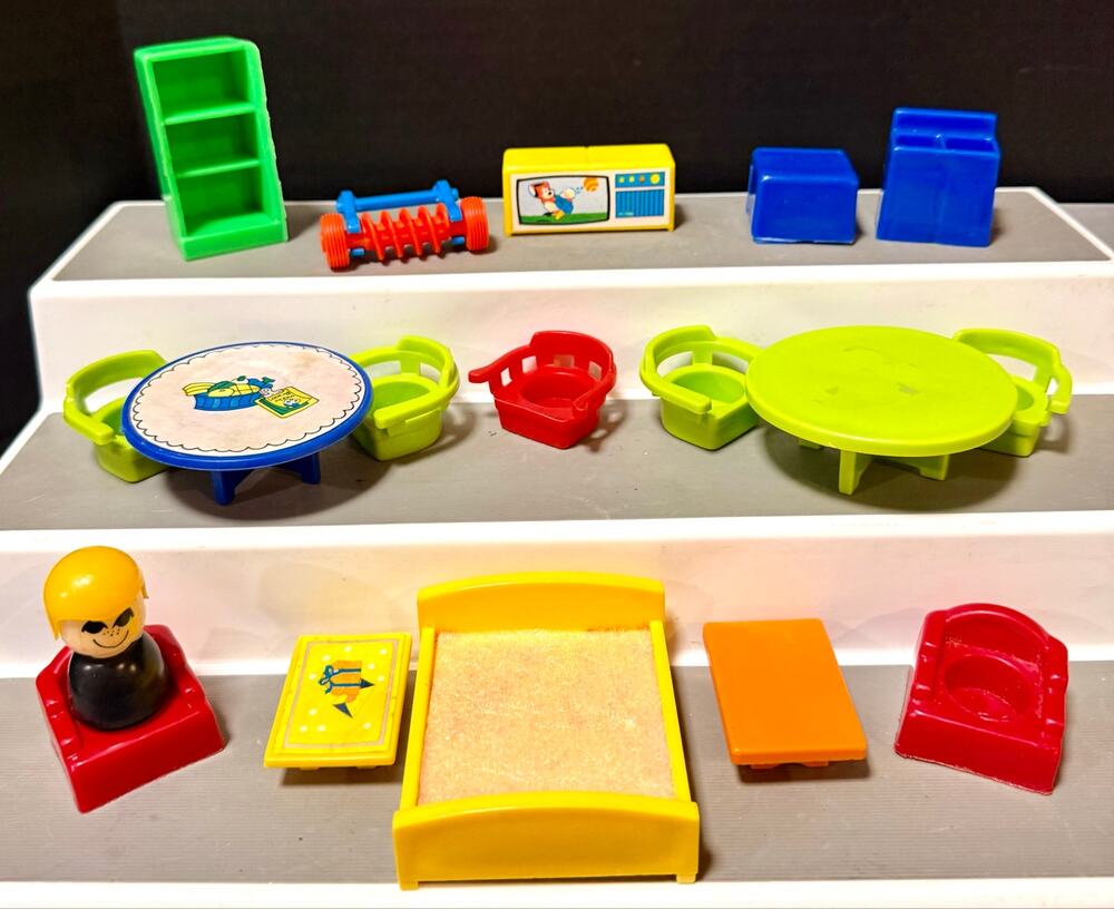 18 Vintage Fisher Price Little People furniture & figure